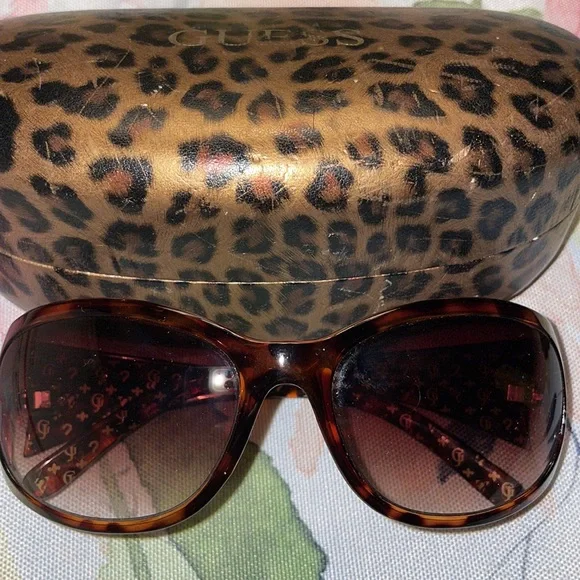 Guess NWT Sunglasses with Case Guess NWT Women main image 2